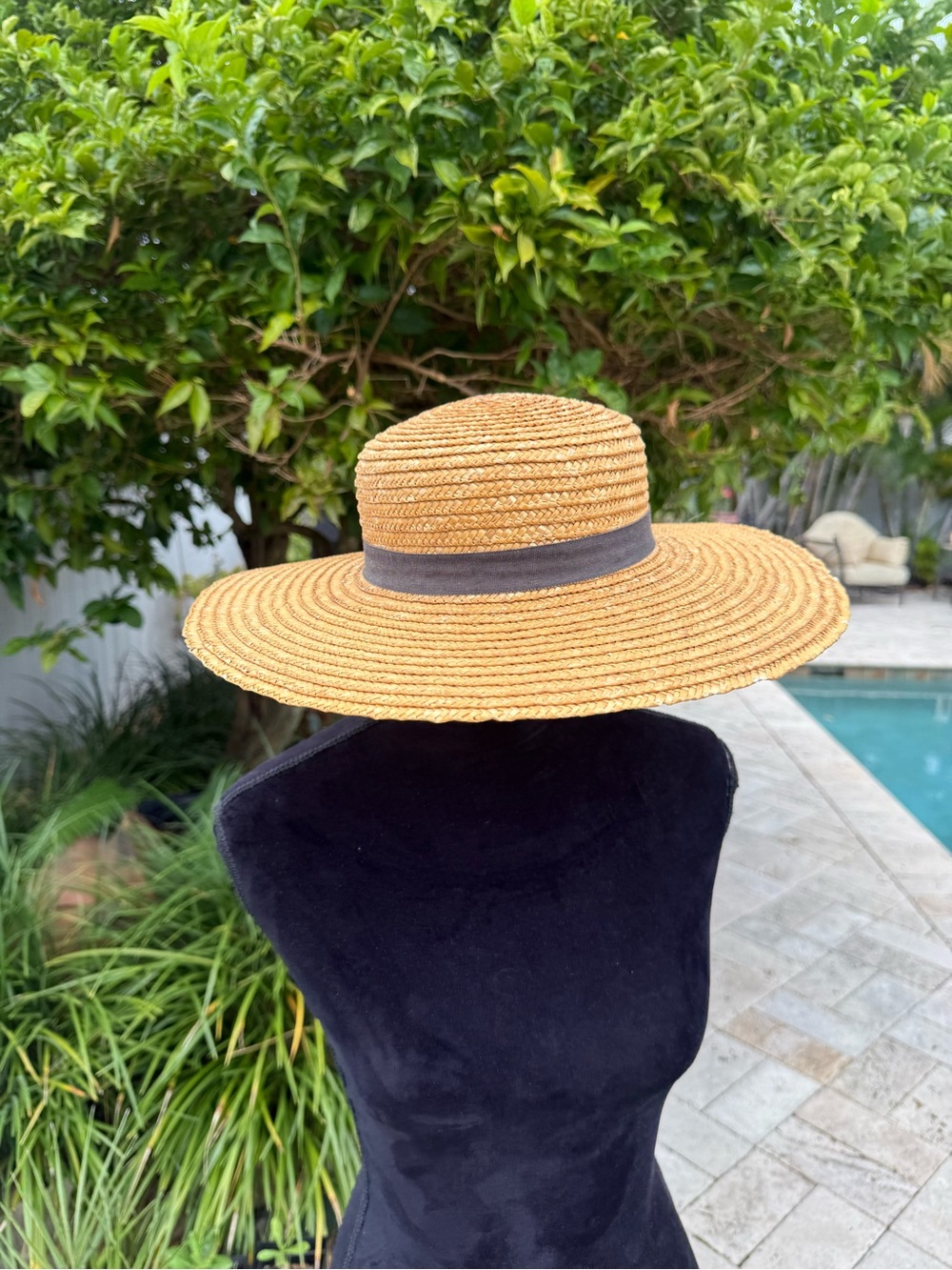 👒 Vintage-Style Wide-Brim Straw Boater Hat with Cherry Accent - Picture 6 of 9